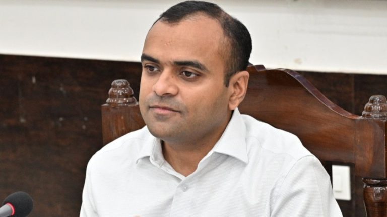 एक्शन: विकास कार्यों में लाखों का घोटाला, डीएम ने ग्राम प्रधान को हटाया