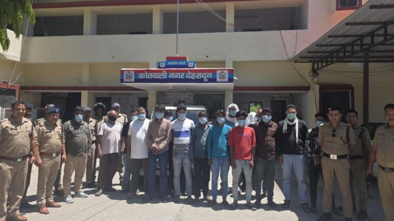 ऑपरेशन प्रहार: दून में हाईप्रोफाइल जुआ अड्डे पर रेड,पूर्व पार्षद समेत 18 गिरफ्तार