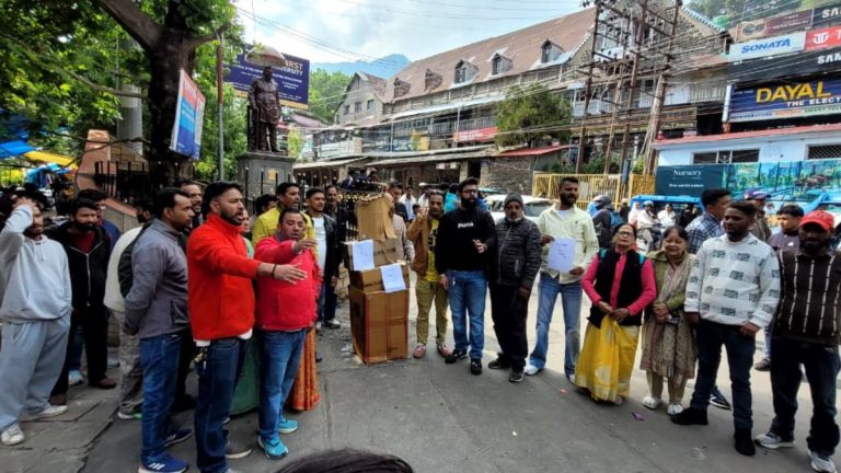 चंपावत में नाबालिक से सामूहिक दुष्कर्म मालमे में भाजपा पर हमलावर कांग्रेस,फूंका पुतला