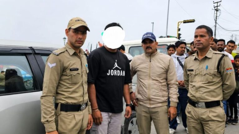 एक्शन: पिता की वर्दी का रौब झाड़ना युवक को पड़ा महंगा ,कार सीज 