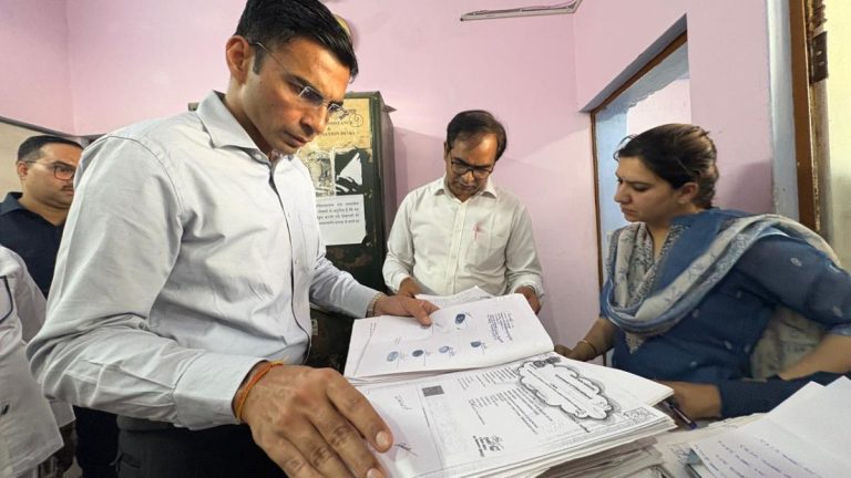 एक्शन: सब-रजिस्ट्री ऑफिस में बड़ा घोटाला! DM की रेड में करोड़ों की गड़बड़ी उजागर,उप निबंधक के निलंबन की संस्तुति