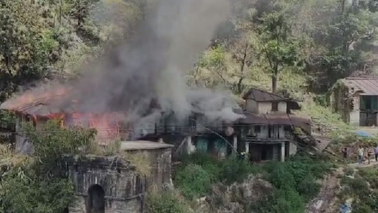 दुःखद -पुराने लकड़ी के मकान में भीषण आग,मिनटों में जलकर खाक हुआ गरीब का आशियाना
