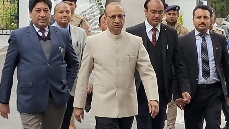 वीडियो: हाई कोर्ट मुख्य न्यायाधीश ने मनाया ‘नो व्हीकल डे’ ,पैदल पहुंचे न्यायालय
