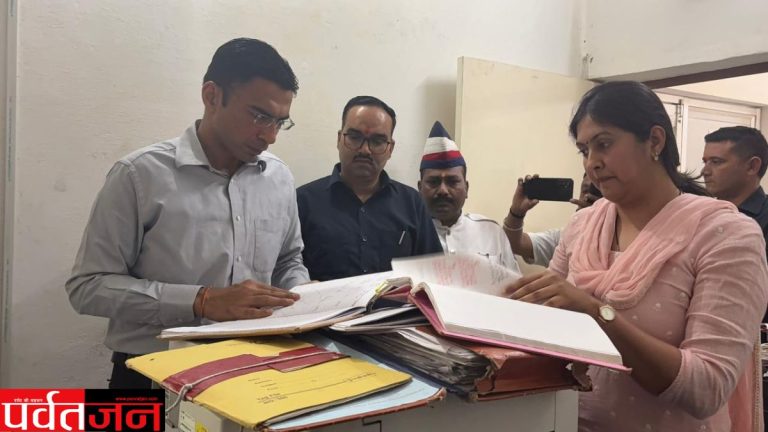 एक्शन: सब-रजिस्ट्रार कार्यालय में डीएम की छापेमारी, भारी अनियमितताएं उजागर