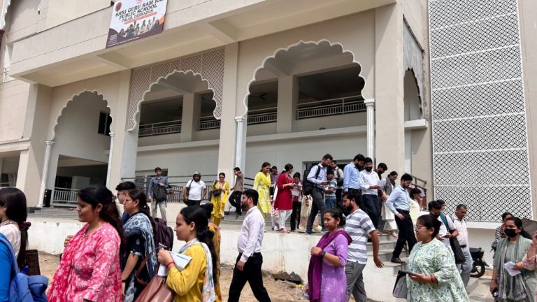 एसजीआरआर एजुकेशन मिशन की मेगा शिक्षक भर्ती में उमड़ा युवाओं का सैलाब। 5500 से अधिक अभ्यर्थी ले रहे हिस्सा
