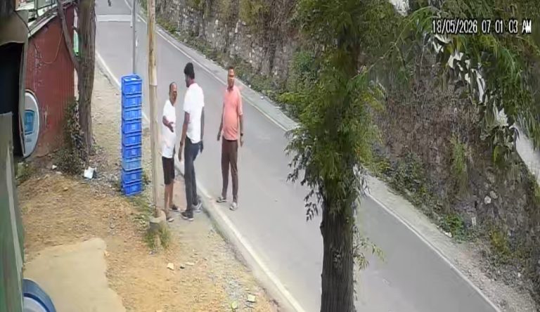 वीडियो: 10 किलो पनीर को चोर ले गए तीन पर्यटक,सी.सी.टी.वी.में कैद