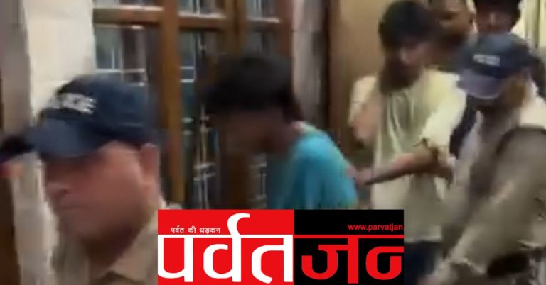 बड़ी खबर: देहरादून में मुस्लिम युवकों के साथ पकड़ी गयी पहाड़ की दो हिंदू छात्राएं। डस्टबिन में मिली आपत्तिजनक सामग्री, मोबाइल में आपत्तिजनक वीडियो