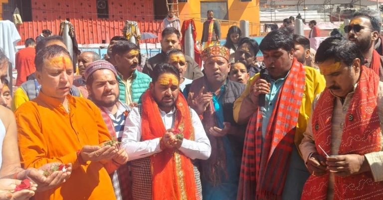 गंगोत्री धाम में विधायक सुरेश चौहान ने की विशेष पूजा-अर्चना। पीएम मोदी की दीर्घायु और उत्तराखंड की समृद्धि की मांगी कामना