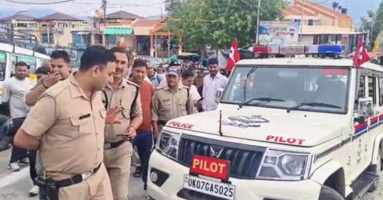 बड़ी खबर: मुख्य सचिव के तेज रफ्तार फ्लीट वाहन से हादसा। कई को मारी टक्कर, जनता में आक्रोश