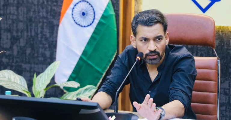 बड़ी खबर: सीएम हेल्पलाइन पर मिली हजारों लंबित शिकायतों पर डीएम सख्त। विभागों को दी चेतावनी
