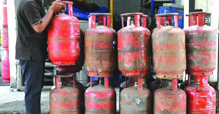 बड़ा झटका: घरेलू LPG सिलेंडर के बढ़े दाम। रसोई का बजट फिर बिगड़ा