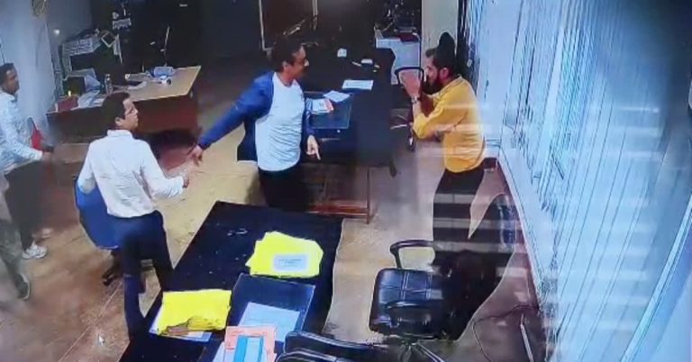बड़ी खबर: शिक्षकों से मारपीट के आरोप में दरोगा पर गिरी गाज।SSP ने किया सस्पेंड