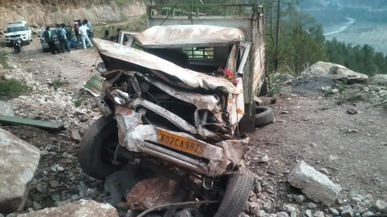 दर्दनाक हादसा: 150 मीटर गहरी खाई में गिरा पिकअप वाहन। 19 वर्षीय चालक की मौत