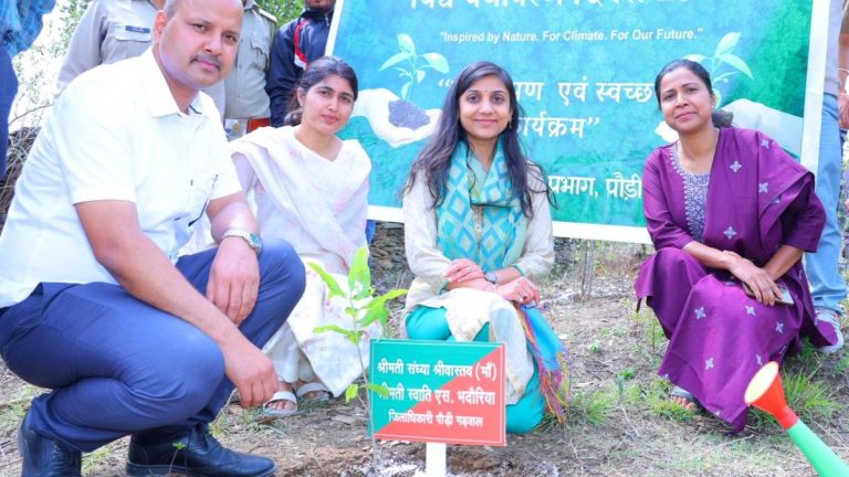 विश्व पर्यावरण दिवस 2026: एक पौधा मां के नाम के तहत जिलाधिकारी गढ़वाल स्वाति. एस. भदौरिया ने अपने मां के नाम का किया पौधारोपण