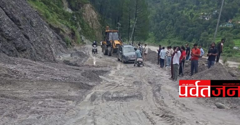 बड़ी खबर: रातभर बारिश से सड़कों पर आया मलबा। मार्ग खुलने में जुटी एजेंसियां