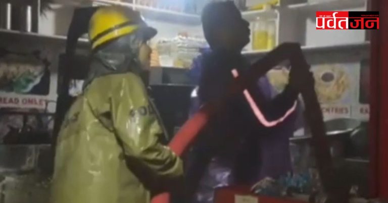 भीषण आग: प्रसिद्ध तमंग मोमोज रेस्टोरेंट जलकर खाक । सिलेंडर फटने से मचा हड़कंप