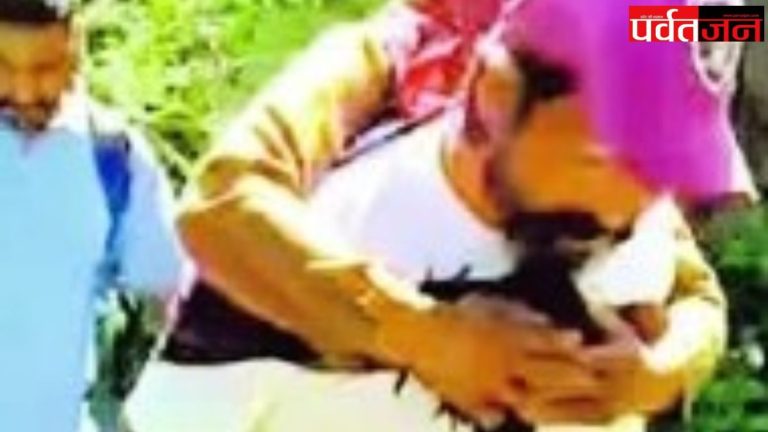 बदहाल : सड़क नहीं, पीठ बनी सहारा! 4 किमी ढोकर अस्पताल पहुंचाई घायल महिला