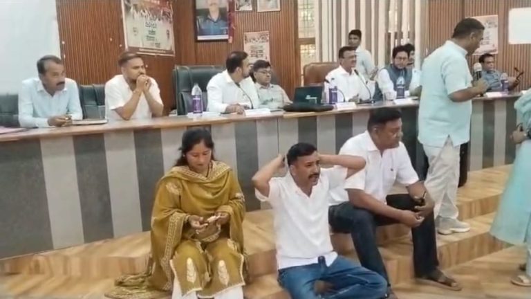 बड़ी खबर : क्षेत्र पंचायत बैठक में भारी हंगामा,प्रधानों ने भी किया बहिष्कार। जानिए कारण
