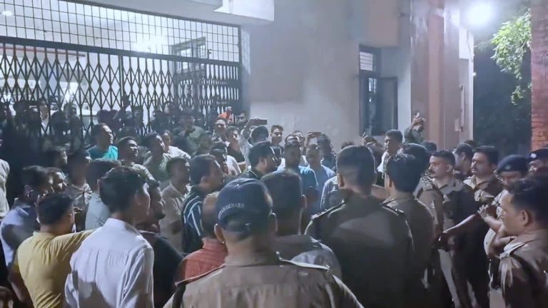 बड़ी खबर : सितारगंज तहसील में विजिलेंस कार्रवाई पर हंगामा। 14 हजार रिश्वत मामले में गिरफ्तार दो राजस्व कर्मी रिहा