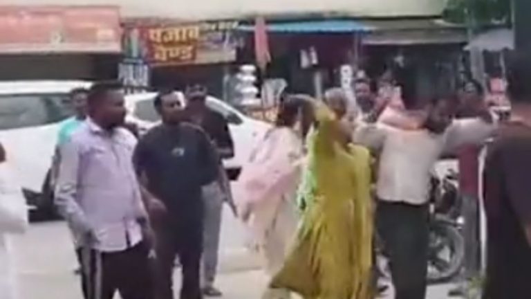 हाईवोल्टेज ड्रामा : शादी से इनकार पर प्रेमिका ने प्रेमी को चप्पलों से पीटा 