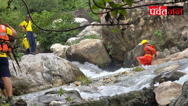 हादसा (वीडियो):बड़ेथी वरुणागाड़ में नहाते समय 18 वर्षीय युवक नदी में बहा। सर्च ऑपरेशन जारी