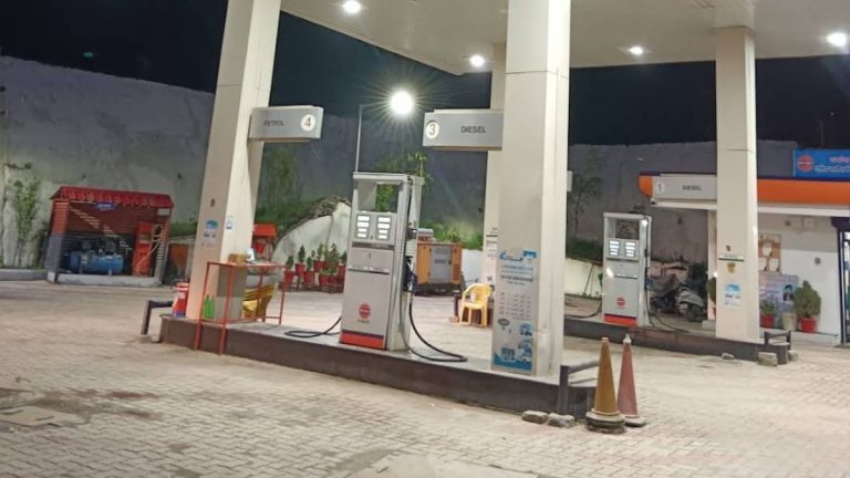 थराली इंडियन ऑयल पेट्रोल पंप पर उपभोक्ता सुविधाओं की अनदेखी । मुफ्त एयर सेवा नहीं मिलने से वाहन चालक परेशान