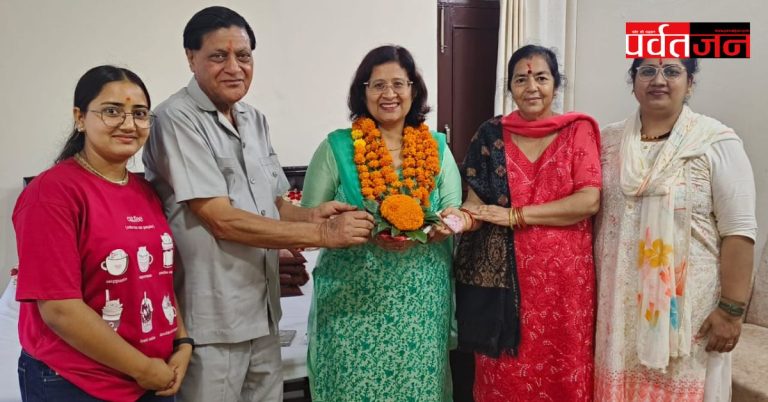डॉ० बी० पी० नैथानी एवं उनकी स्वछता टीम ने नवनियुक्त CMO डॉ० मेघना असवाल का किया आत्मीय स्वागत व अभिनन्दन