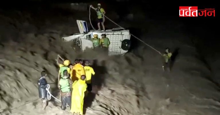 हादसा:उफनती नदी में पलटा मैक्स वाहन।  SDRF ने जान पर खेलकर 2 लोगों को बचाया