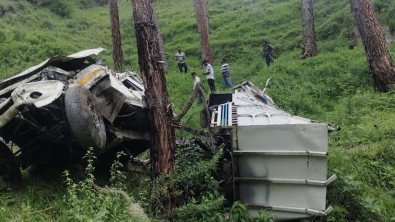 हादसा : खाई में गिरा पिकअप वाहन 50 मीटर गहरी खाई में गिरा, एक की मौत; एक घायल
