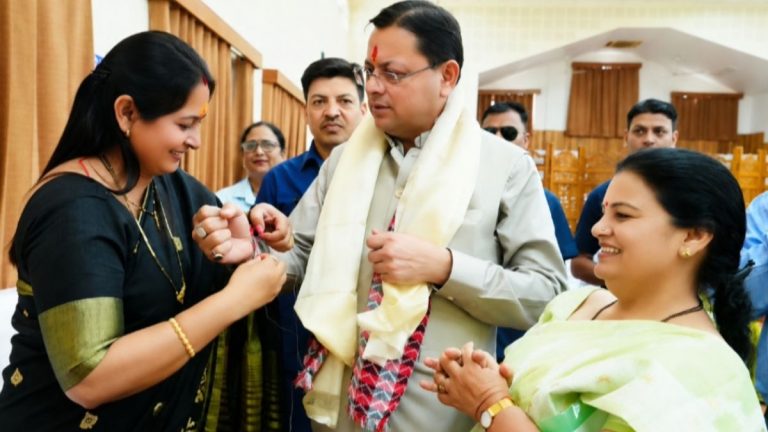 मुख्यमंत्री आवास में धूमधाम से मनाया गया रक्षाबंधन कार्यक्रम, महिला आयोग की उपाध्यक्ष समेत महिलाओं ने सीएम को बांधा रक्षासूत्र