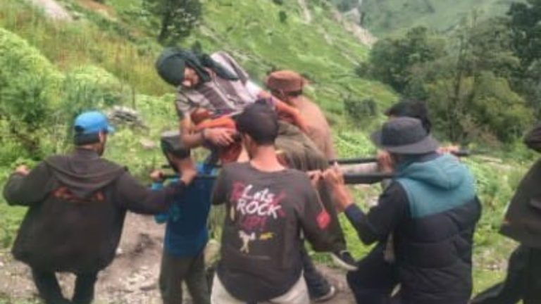 भालू का हमला: सड़क बंद, घायल ग्रामीण को कंधों पर ढोकर जखोल पहुंचाया