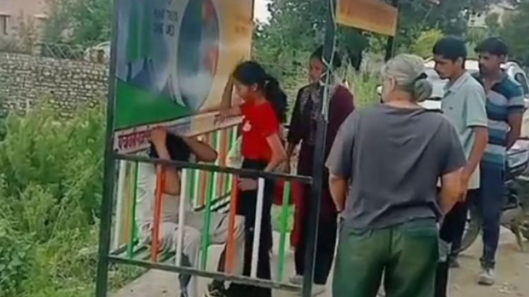 वीडियो: युवतियों से छेड़छाड़ करने वाले मनचलों की महिलाओं ने की धुनाई, मुंह काला कर लगाया बिच्छू घास