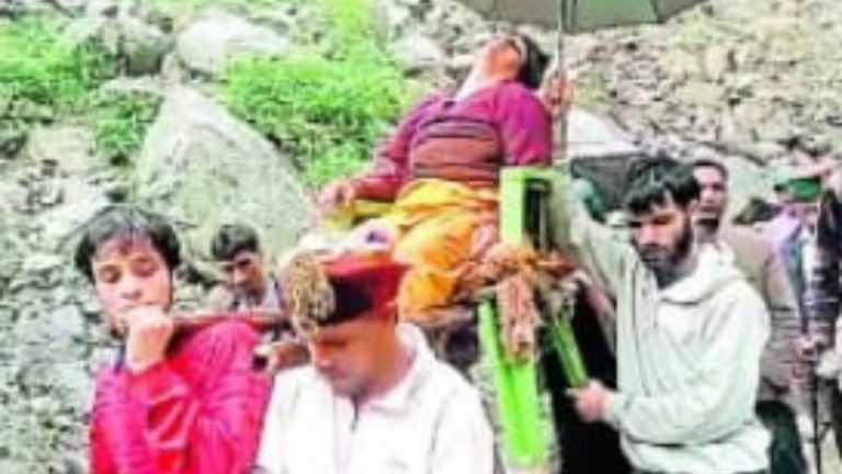 सड़क बंद होने का खामियाजा: बेहोश महिला को डंडी-कंडी पर 7 किमी ढोकर पहुंचाया अस्पताल