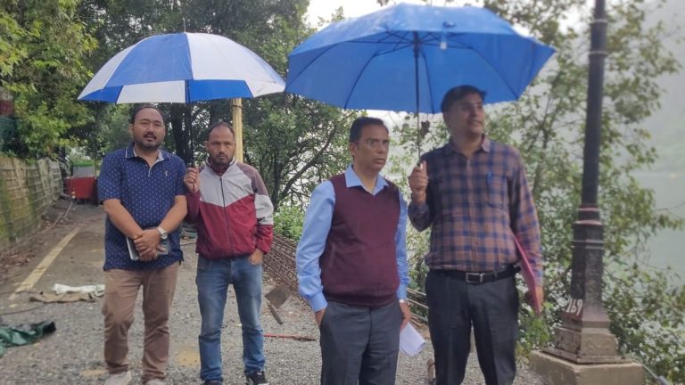 बड़ी खबर : एक साल से टूटी लोअर मॉल रोड पर फूटा व्यापारी का गुस्सा, धरने पर बैठे पुनीत टंडन; PWD ने तय की डेडलाइन
