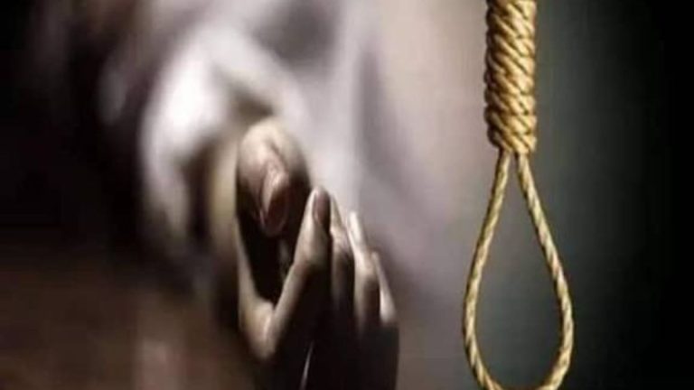बड़ी खबर : जंगल में पेड़ से लटका मिला 45 वर्षीय व्यक्ति का शव ।  पुलिस जांच में जुटी