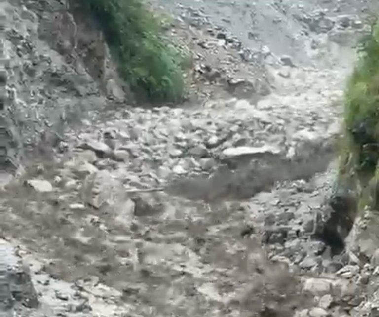 वीडियो: अचानक बाढ़ की सूचना से मचा हड़कंप,यूजेवीएनएल समेत प्रशासन अलर्ट