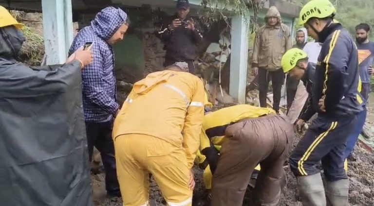 वीडियो: अल्मोड़ा के इस गांव में मकान ढहने से तीन लोगों की दर्दनाक मौत