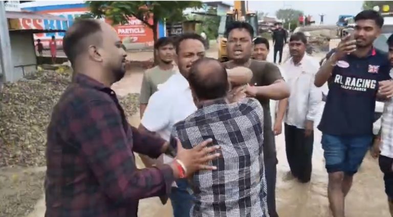 वीडियो: भाजपा नेता और पूर्व दर्जा मंत्री ने JE के चेहरे पर पोती कीचड़, वीडियो वायरल