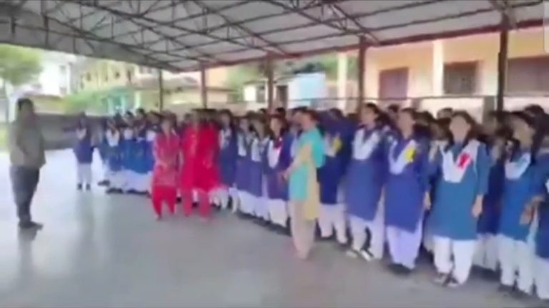 वीडियो: यहां स्कूली छात्राओं का ‘टीचर दो’ प्रदर्शन, वायरल हुआ वीडियो 