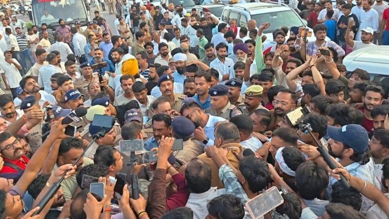 किच्छा नगर पालिका चुनाव में हाईवोल्टेज ड्रामा : स्ट्रांग रूम के बाहर भिड़े विधायक बेहड़ और पूर्व विधायक राजेश शुक्ला, थप्पड़ मारने का आरोप
