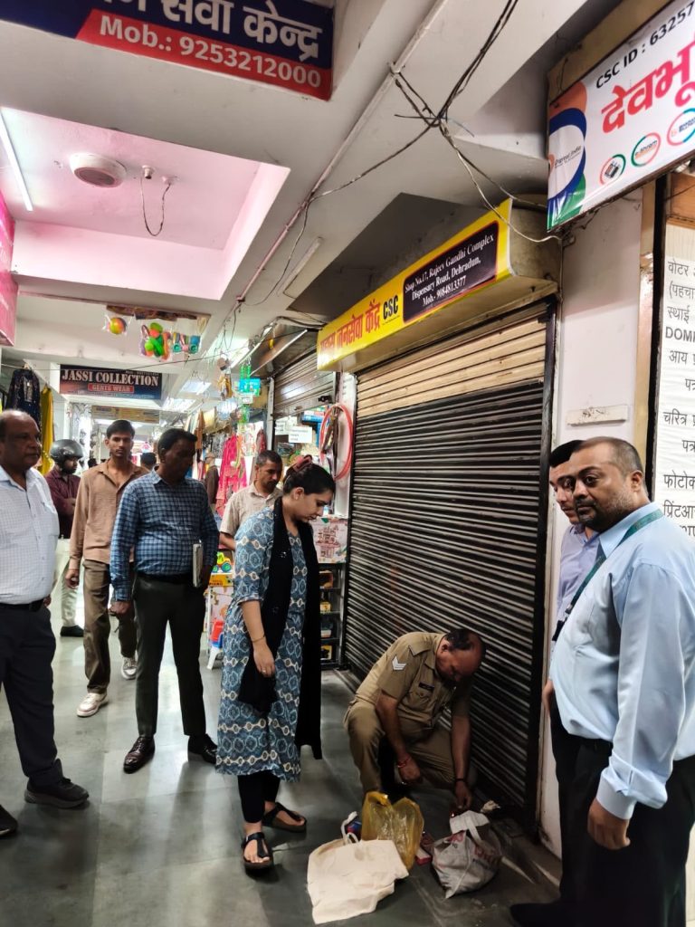 Dehradun News: जन सेवा केंद्रों पर चला प्रशासन का डंडा , 4 सेंटर सील; कंप्यूटर-लैपटॉप भी जब्त