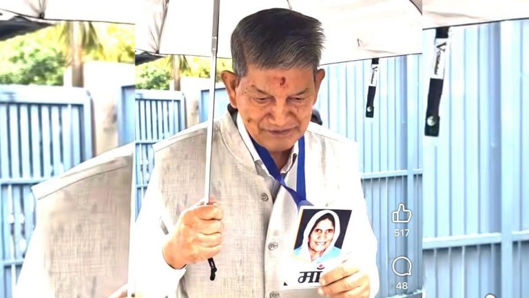 मां की तस्वीर लेकर ED दफ्तर पहुंचे पूर्व CM हरीश रावत; बोले- “ED ने बुलाया, हम खरामे-खरामे चले आए”