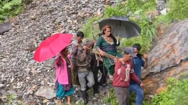 सड़क नहीं, डांडी बनी सहारा: गर्भवती को छह किमी पैदल ले गए ग्रामीण,अस्पताल पहुंचे तो बाहर ये लिखा था!