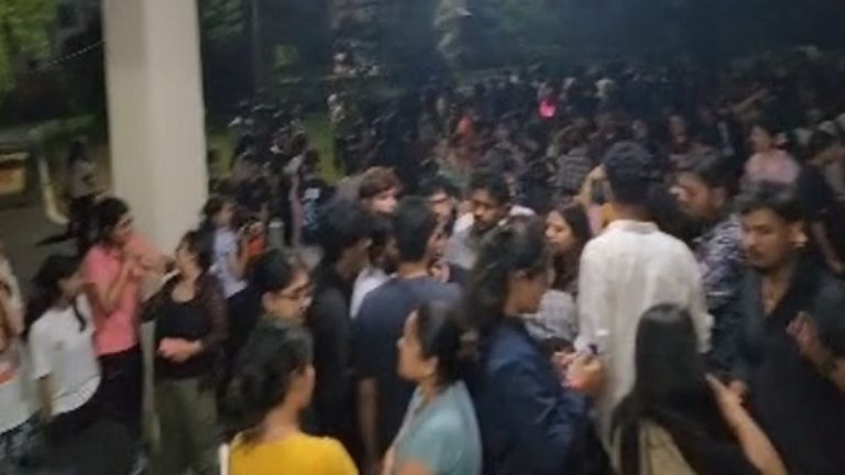 बड़ी खबर : दून विश्वविद्यालय के मेस के खाने में मिला कीड़ा, छात्राओं ने किया कुलपति आवास के बाहर देर रात तक हंगामा