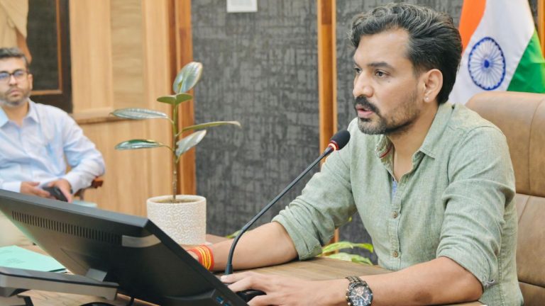 बड़ी खबर : स्वास्थ्य सेवाओं में लापरवाही पर डीएम सख्त, एएनएम निलंबित