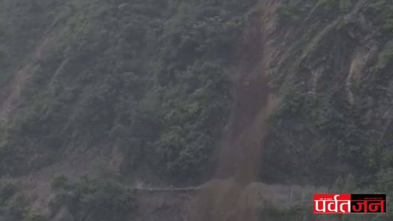 वीडियो : यहां भारी बारिश के बीच टूटकर सड़क पर आ गिरा पहाड़ी का एक हिस्सा