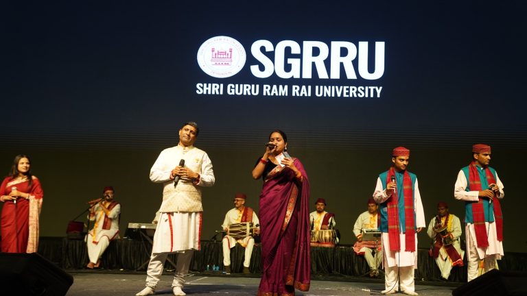 देहरादून: एसजीआरआरयू नवरंग डांडियां 4.0 में गरबा-डांडिया की थिरकन और पहाड़ी मंडाण की मधुर धुनों ने बांधा समां