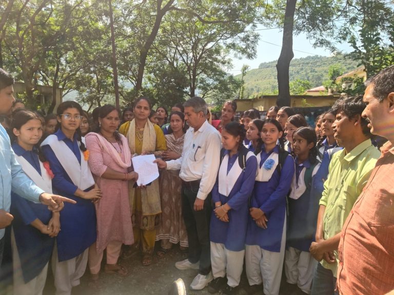 बड़ी खबर: 12 शिक्षकों के पद खाली, बोर्ड परीक्षा नजदीक; छात्राओं और अभिभावकों ने खोला मोर्चा