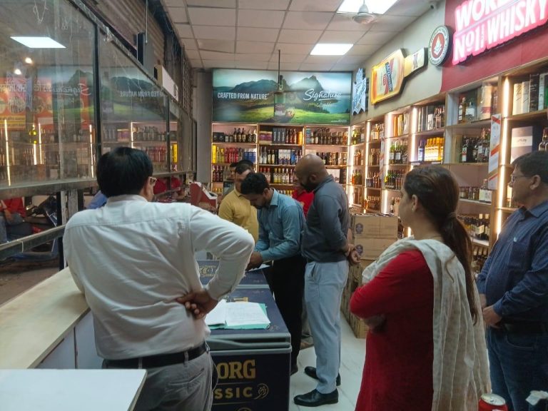 बड़ी खबर: दून में शराब ओवररेटिंग की शिकायतों पर डीएम का देर रात एक्शन, कई जगह मिलीं अनियमितताएं