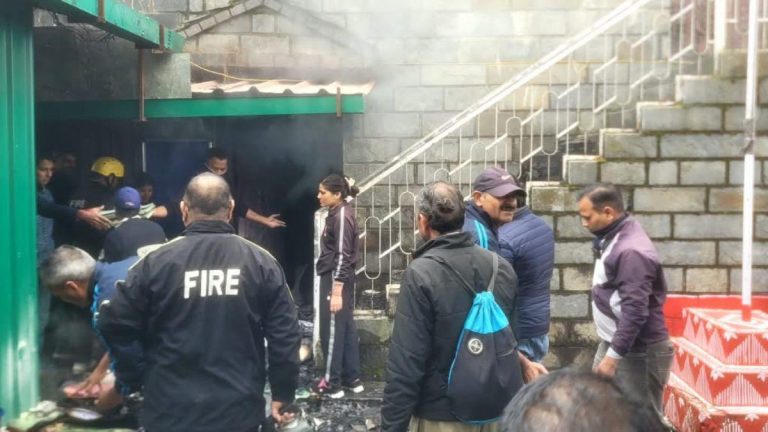 ब्रेकिंग(अग्निकांड): डी.एफ.ओ.कार्यालय में लगी भीषण आग; फाइलें जलकर स्वाहा